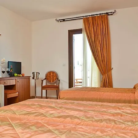 Naxos 4*