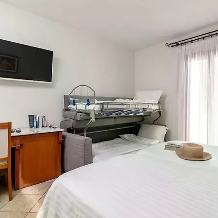 Naxos By Icon Blue Otel 4*